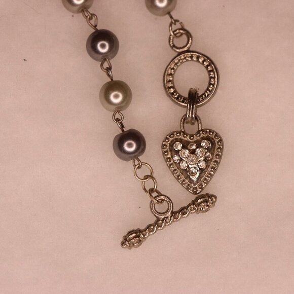 Greay Pearl style bead heart chart bracelet with open latch with metal chain - Picture 2 of 4